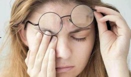 娱乐吃瓜酱做眼保健操